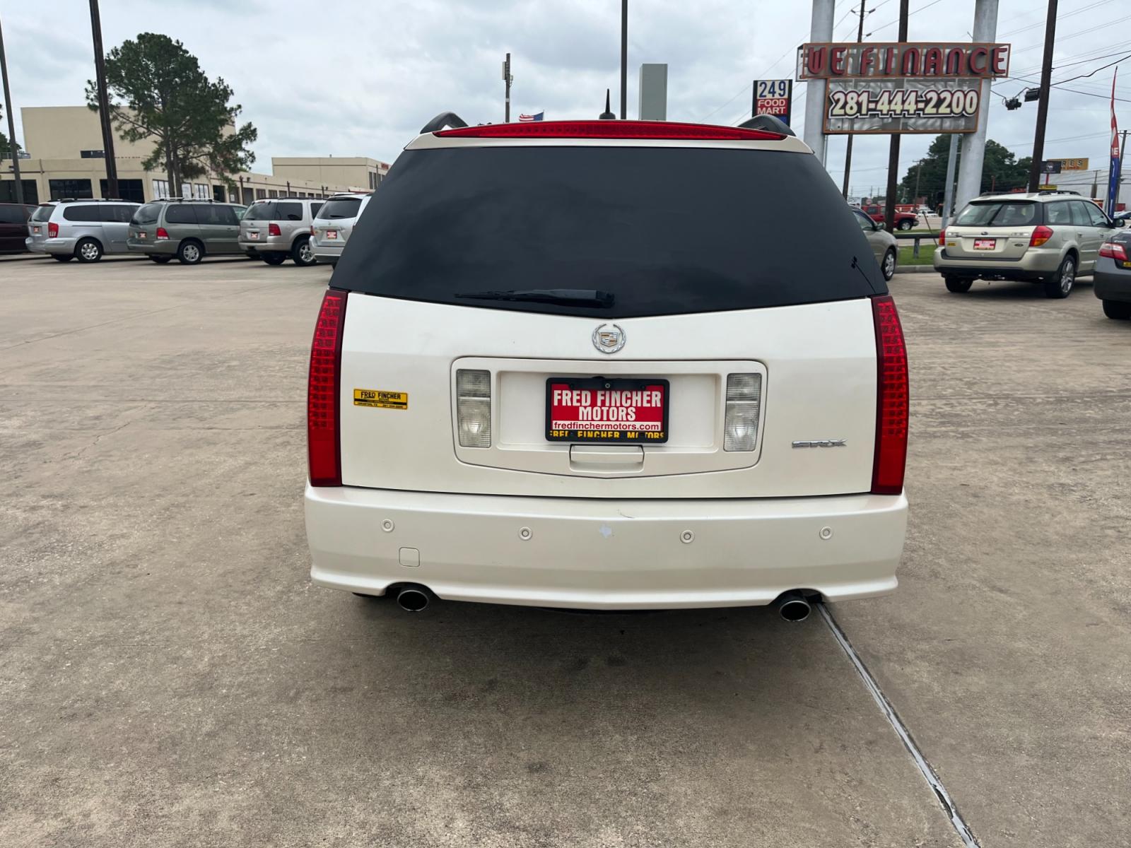 2005 white /TAN Cadillac SRX V6 (1GYEE637250) with an 3.6L V6 DOHC 24V engine, 5-Speed Automatic Overdrive transmission, located at 14700 Tomball Parkway 249, Houston, TX, 77086, (281) 444-2200, 29.928619, -95.504074 - Photo #5